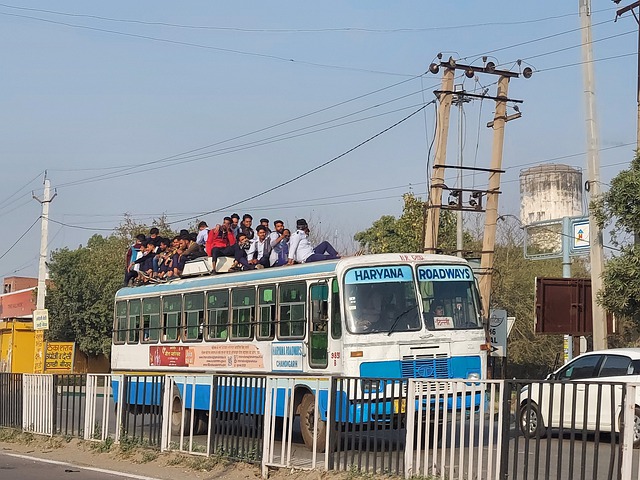 autobus lleno de gente en india