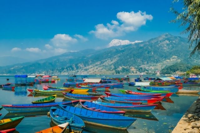 barcas de colores en el lago Phewa en Pokhara. Nepal
