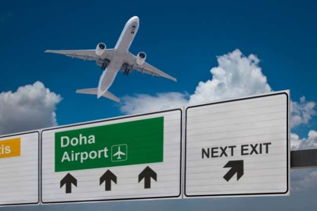 avión sobre el aeropuerto de doha