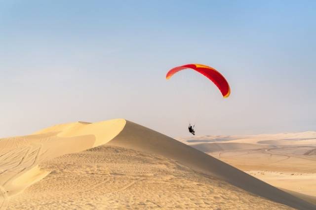 parapente en el desierto de Qatar