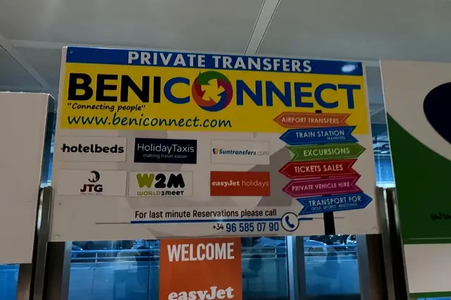 quiosco de beniconnect en el aeropuerto de Alicante. Transporte privado y compartido