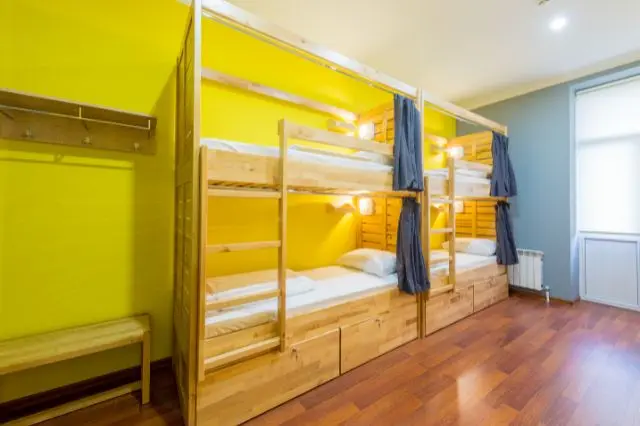 Dormitorio moderno en un albergue