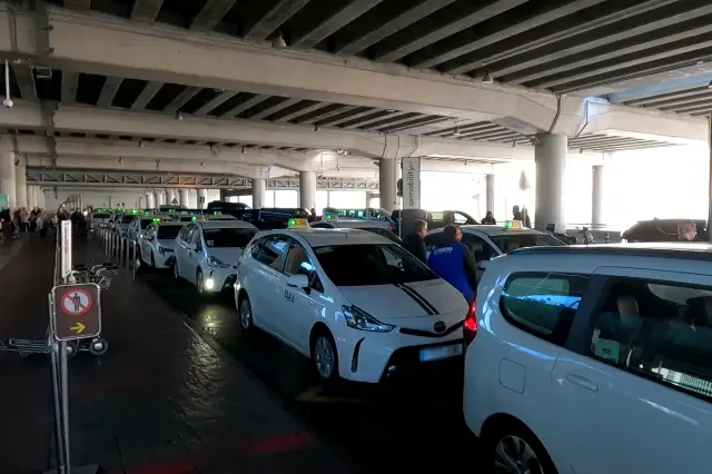 Parada de taxis en el aeropuerto de Alicante