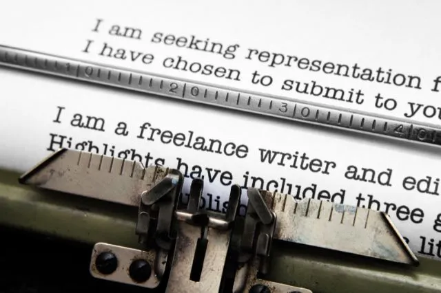 escritor freelance escribiendo carta de referencia