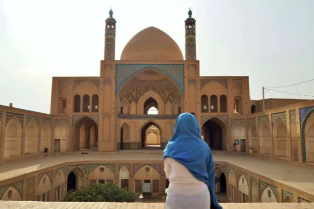 Viajera vistiendo un hijab en un templo