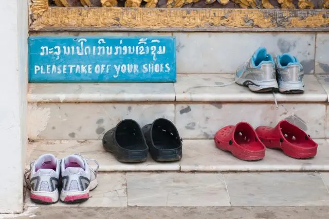 quitarse los zapatos en un templo