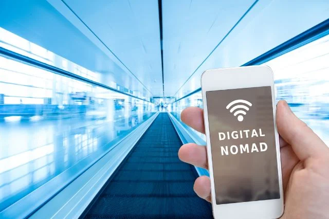 nómada digital con conexión en el aeropuerto