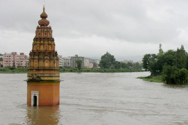 templo inundado en India