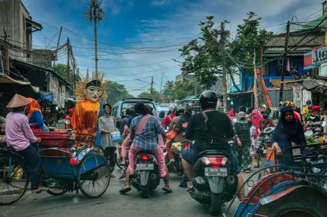 atasco de motos en una ciudad asiática
